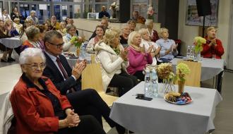Uczestnicy wernisażu zgromadzeni w holu RCK