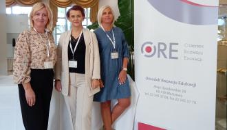 Podczas szkolenia w Warszawie przy banerze Ośrodka Rozwoju Edukacji stoją od lewej: Dyrektor SP w Radzicach Dużych Małgorzata Wawrzyńczak-Pawul, Dyrektor SP w Brzustowcu Barbara Stolarczyk, Dyrektor ZEAS w Drzewicy Agnieszka Kopytowska