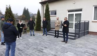 Uczestnicy odbioru na placu za świetlicą w Dąbrówce