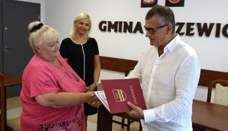 Z rąk Burmistrza Drzewicy Janusza Reszelewskiego stypendium odbiera babcia Antka Włodarczyka