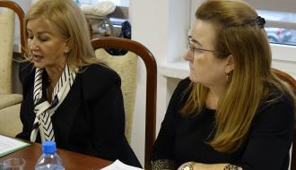 Od lewej: Kierownik Przychodni Rejonowej w Drzewicy Edyta Kowalska oraz Beata Wójcik z  Przychodni Rodzinnej DOM-MED w Jelni/Radzicach Dużych