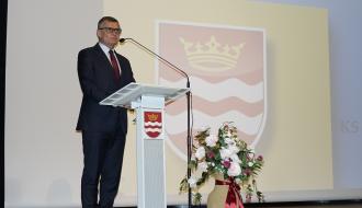  Na scenie przemawia Burmistrz Drzewicy Janusz Reszelewski