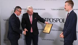  Burmistrz Drzewicy Janusz Reszelewski odbiera nagrodę Zielonego Orła „Rzeczpospolitej” z rąk Redaktora Naczelnego „Rzeczpospolitej” Michała Szułdrzyńskiego