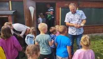 Pan Michał Pawul opowiada dzieciom o hodowli gołębi