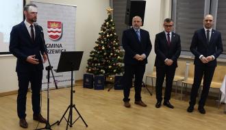 Stoją od lewej: prowadzący spotkanie Piotr Bajerowski, Wiceprzewodniczący Rady Miejskiej w Drzewicy Paweł Małek, Burmistrz Drzewicy Janusz Reszelewski, Zastępca Burmistrza Drzewicy Dominik Niemirski