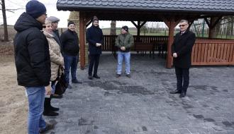 Uczestnicy rekonesansu inwestycyjnego przy altanie w Krzczonowie