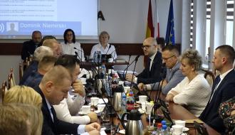 Uczestniczący w sesji gminni samorządowcy w sali konferencyjnej Urzędu Miejskiego w Drzewicy