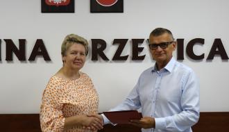 Burmistrz Drzewicy Janusz Reszelewski wręcza Urszuli Kalużnej akt powołania na stanowisko Dyrektora MBP w Drzewicy