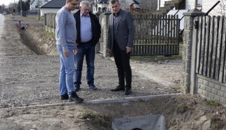 Zrealizowaną inwestycję oceniają – od lewej: Jacek Pecyna z Urzędu Miejskiego w Drzewicy, radny Ireneusz Kowalski i Burmistrz Drzewicy Janusz Reszelewski