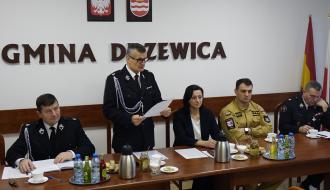 Przy stole prezydialnym głos zabiera Prezes Zarządu OMG ZOSP RP w Drzewicy, Burmistrz Janusz Reszelewski