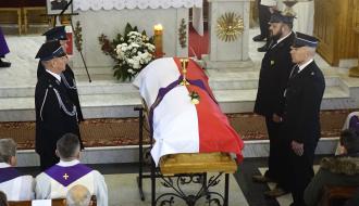 Trumna z ciałem Zmarłego przed ołtarzem w kościele w Domasznie. Wokół trumny asysta druhów OSP