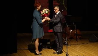 Burmistrz Drzewicy Janusz Reszelewski wręcza bukiet kwiatów Dyrektorce RCK Alinie Szymańskiej