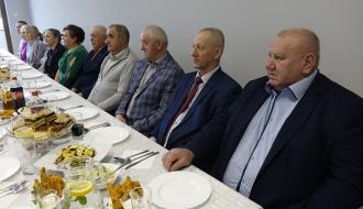 Grupa sołtysów siedzi za stołem