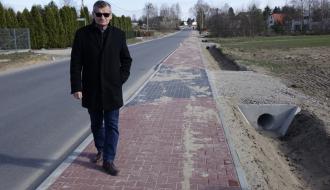 Postęp prac sprawdza Burmistrz Drzewicy Janusz Reszelewski