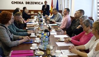 Podczas posiedzenia Komisji głos zabiera Burmistrz Drzewicy Janusz Reszelewski