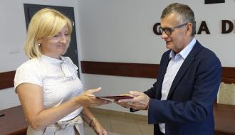Z rąk Burmistrza Drzewicy Janusza Reszelewskiego akt powierzenia stanowiska dyrektora SP w Radzicach Dużych odbiera Małgorzata Wawrzyńczak-Pawul