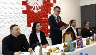 Zebranych wita Burmistrz Drzewicy Janusz Reszelewski. Po lewej siedzą: Proboszcz Parafii w Drzewicy, ks. kan. Adam Płuciennik i  Przewodnicząca Rady Miejskiej w Drzewicy Dorota Wiktorowicz, po prawej siedzą: Sekretarz Miasta Andrzej Krzyżanowski i Kierownik Urzędu Stanu Cywilnego Dorota Jedlińska