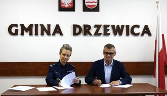 Umowę podpisują – od lewej: Komendant Powiatowy Policji w Opocznie mł. insp. Magdalena Kucharska i Burmistrz Drzewicy Janusz Reszelewski