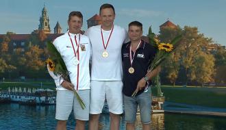  Mariusz Wieczorek na podium w środku ze złotym medalem