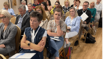 Uczestnicy szkolenia z zakresu cyfryzacji oświaty. W prawym górnym roku przedstawiciele Gminy Drzewica