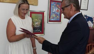 Z rąk Burmistrza Drzewicy Janusza Reszelewskiego akt mianowania odbiera Ewelina Nowak