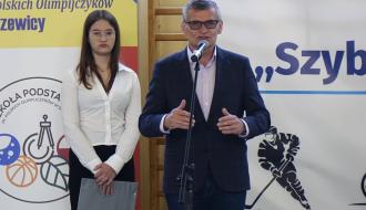 Głos zabiera Burmistrz Drzewicy Janusz Reszelewski. Z tyłu prowadząca galę uczennica Michalina Jedynak