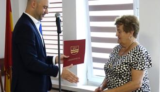 Zastępca Burmistrza Drzewicy Dominik Niemirski wręcza list z podziękowaniami pani Irenie Kwiecień