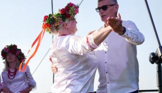 Na scenie Burmistrz Drzewicy Janusz Reszelewski tańczy z gospodynią z KGW w Zakościelu