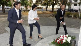 Sekretarz Miasta Andrzej Krzyżanowski, Przewodnicząca Rady Miejskiej w Drzewicy Dorota Wiktorowicz i Zastępca Burmistrza Drzewicy Dominik Niemirski zmierzają ze zniczami pod Pomnik Pamięci