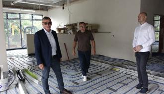 W jednym z pomieszczeń na parterze budynku żłobka stoją – od lewej: Kierownik Referatu Gospodarki Komunalnej, Budownictwa i Inwestycji Jarosław Bomba, Burmistrz Drzewicy Janusz Reszelewski i Zastępca Burmistrza Drzewicy Dominik Niemirski. 
