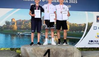 Trzej medaliści OOM w C-1m na podium. W środku złoty medalista Tomasz Reguła