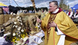 Ks. Wiesław Mazut święci wieńce dożynkowe