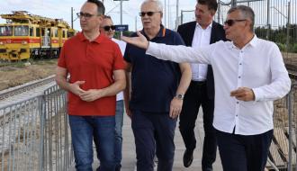 Na modernizowanym peronie stacji kolejowej Drzewica idą – od lewej: Minister Infrastruktury Dariusz Klimczak, Członek Zarządu PKP Intercity Remtrak Michał Franas, Prezes PKP Intercity Janusz Malinowski, Członek Zarządu Województwa Łódzkiego Artur Bagieński i Burmistrz Drzewicy Janusz Reszelewski.