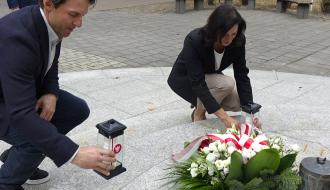 Sekretarz Miasta Andrzej Krzyżanowski i Przewodnicząca Rady Miejskiej w Drzewicy Dorota Wiktorowicz składają pod pomnikiem znicze