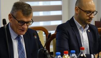 Siedząc głos zabiera Burmistrz Drzewicy Janusz Reszelewski. Po prawej siedzi Zastępca Burmistrza Dominik Niemirski.