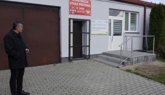 Burmistrz Drzewicy Janusz Reszelewski przed siedzibą OSP w Jelni.