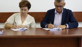 Umowę podpisują Dyrektor SP w Domasznie Dorota Zaręba i Burmistrz Drzewicy Janusz Reszelewski