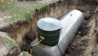 Podziemny zbiornik na gaz LPG na jednej z posesji.