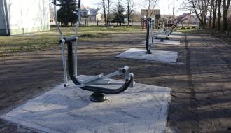Siłownia plenerowa na placu przyszkolnym w Brzustowcu