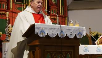 Mszę świętą w intencji Ojczyzny odprawia drzewicki proboszcz, ks. kan. Adam Płuciennik. W tle ołtarz.