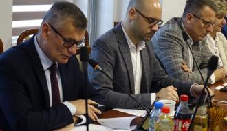 Siedząc głos zabiera Burmistrz Drzewicy Janusz Reszelewski. Po prawej siedzi Zastępca Burmistrza Dominik Niemirski i dwoje radnych