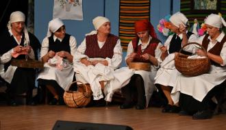 Na scenie sześć pań z KGW „Domasznianki” w programie pt. „Jak to na wsi bywało”