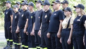 Grupa druhów OSP uczestniczących w uroczystości