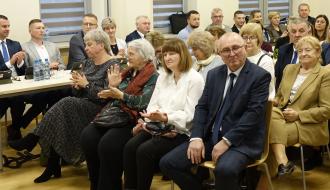 Na krzesłach siedzą uczestnicy uroczystości. W pierwszych dwóch rzędach przyjaciele i znajomi Pani Profesor.