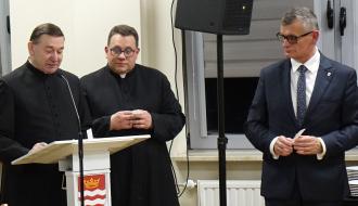  Modlitwę prowadzą proboszczowie z Drzewicy i Sołka. Po prawej Burmistrz Janusz Reszelewski