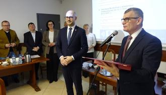 Ceremonia uhonorowania Prezesa DCW „Ofiarna dłoń” Dominika Niemirskiego. Po prawej Burmistrz Drzewicy Janusz Reszelewski z pamiątkową plakietą. Po lewej Prezes DCW „Ofiarna dłoń” i jednocześnie Zastępca Burmistrza. W tle radni i kierownicy referatów UM.