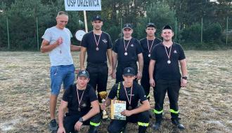 Męska drużyna OSP Drzewica z trofeami