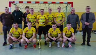 Zdjęcie grupowe przy bramce. W żółtych koszulkach drużyna pn. Potwory z Burmistrzem Drzewicy i działaczami MGKS Drzewica.