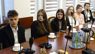 Przy stole w sali konferencyjnej Urzędu Miejskiego w Drzewicy siedzi troje radnych MRM w Drzewicy. Obok po prawej stronie siedzą trzy dyrektorki szkół podstawowych