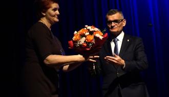 Dyrektor RCK Alina Szymańska odbiera bukiet kwiatów z rąk Burmistrza Drzewicy Janusza Reszelewskiego